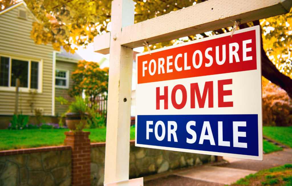 Letrero de foreclosure home for sale para mostrar: Cómo comprar una casa en ejecución hipotecaria en Massachusetts - Real Estate Juan Cano